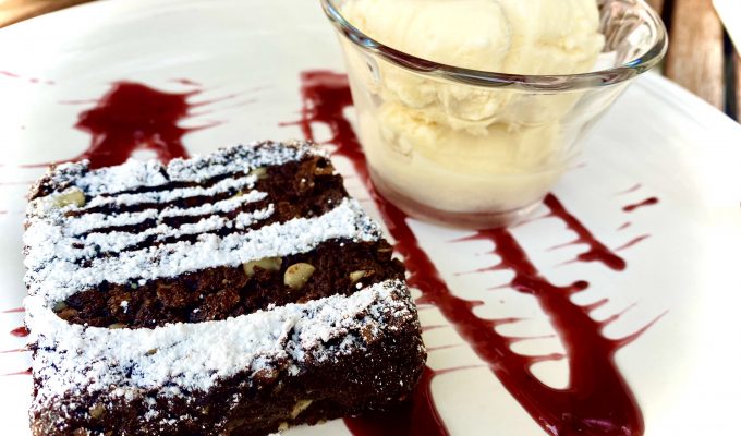Postre de chocolate y limón en plato elegante