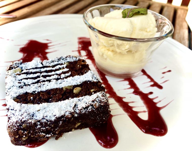 Postre de chocolate y limón en plato elegante