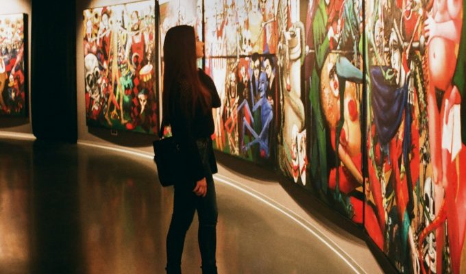 Mujer De Pie Cerca De Pinturas