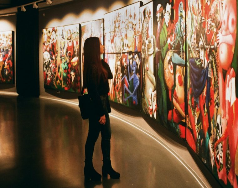 Mujer De Pie Cerca De Pinturas